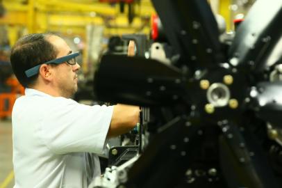  CANOAS - BRASIL - Idéias para o futuro do trabalho. Entrevista com o personagem Genildo Bello, promotor técnico de motores.( FOTO: LAURO ALVES)