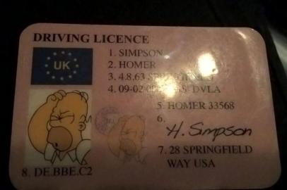  Polícia apreende carro de homem com habilitação de Homer Simpson