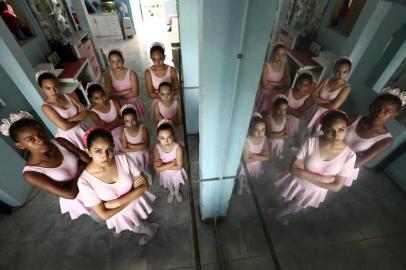  ALVORADA, RS, BRASIL - 15-03-2018 - Grupo de dança Independance está sem local para ensaiar. Claudia Souza Malta Costa, a Profe Clau, busca ajuda para que suas alunas não fiquem sem as aulas de balé. (FOTO: CARLOS MACEDO/AGÊNCIA RBS)