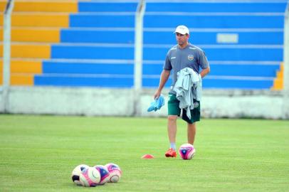  VERANÓPOLIS, RS, BRASIL 14/03/2018Treino do VEC antes de enfrentar o São José pelo Gauchão 2018. na foto o técnico Sananduva. (Felipe Nyland/Agência RBS)