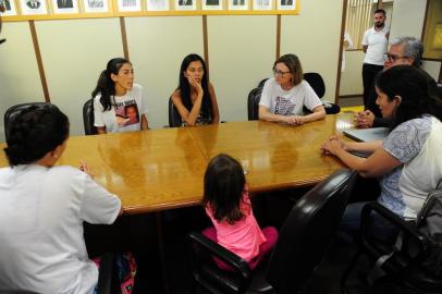  CAXIAS DO SUL, RS, BRASIL (16/03/2018) Deputada Maria do Rosário visita Caxias do Sul. No Legislativo, é recebida por Alberto Meneguzzi e Denise Pessoa. Na ocasião, ouve as  voluntárias Sheron Cavalheiro de Lima, Adriele Catarina Gomes e Renata Aparecida Gomes Reimboski que fazem as buscas de Nayara Soares Gomes.(Roni Rigon/Pioneiro).