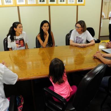  CAXIAS DO SUL, RS, BRASIL (16/03/2018) Deputada Maria do Rosário visita Caxias do Sul. No Legislativo, é recebida por Alberto Meneguzzi e Denise Pessoa. Na ocasião, ouve as  voluntárias Sheron Cavalheiro de Lima, Adriele Catarina Gomes e Renata Aparecida Gomes Reimboski que fazem as buscas de Nayara Soares Gomes.(Roni Rigon/Pioneiro).