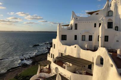 Casapueblo, a casa/atelier do artista uruguaio Carlos Páez Vilaró, em Punta Ballena, no Uruguai.