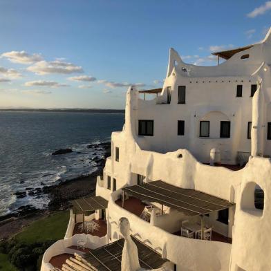 Casapueblo, a casa/atelier do artista uruguaio Carlos Páez Vilaró, em Punta Ballena, no Uruguai.