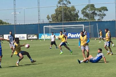 Jogadores do Grêmio jogando o rachão