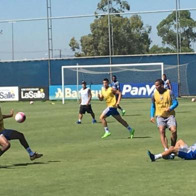 Jogadores do Grêmio jogando o rachão