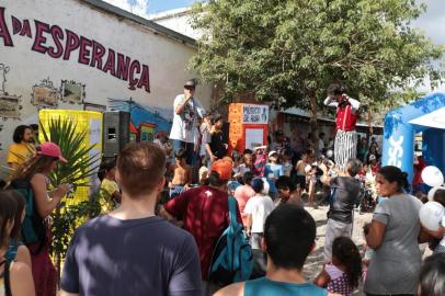 Festival Brasileiro de Música de Rua movimenta comunidade do Euzébio Beltrão de Queiróz, em Caxias. Rapper Chiquinho Divilas abriu o evento na tarde deste sábado (17), na Praça da Esperança.