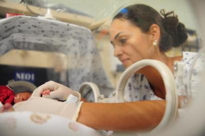  CAXIAS DO SUL, RS, BRASIL (16/03/2018) Hospital Geral de Caxias do Sul assinala 20 anos de atividades em 19 de março. Instituição Estadual  administrada em convênio com a Fundação Universidade de Caxias do  Sul atende 48 municípios da Serra.  NA FOTO,  A TÉCNICA EM ENFERMAGEM  ANDRESSA REGINATO HOMEM MOSTRA SUA PAIXÃO PELO CUIDADO AOS BEBÊS.     (Roni Rigon/Pioneiro).