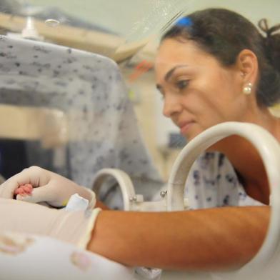  CAXIAS DO SUL, RS, BRASIL (16/03/2018) Hospital Geral de Caxias do Sul assinala 20 anos de atividades em 19 de março. Instituição Estadual  administrada em convênio com a Fundação Universidade de Caxias do  Sul atende 48 municípios da Serra.  NA FOTO,  A TÉCNICA EM ENFERMAGEM  ANDRESSA REGINATO HOMEM MOSTRA SUA PAIXÃO PELO CUIDADO AOS BEBÊS.     (Roni Rigon/Pioneiro).