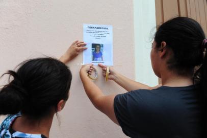  CAXIAS DO SUL, RS, BRASIL (18/03/2018.  Caso Naiara Soares Gomes.  Reportagem acompanha mutirão de pessoas solidárias que fixam cartazes da menina desaparecida, em Fazenda Souza. A tia  Maria de Lourdes Gomes relata a dificuldade de pagar 500 reais pela van e das drogas que afetam a família. (Roni Rigon/Pioneiro).