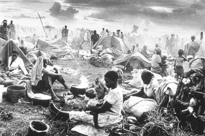 Fotos do livro Êxodos - Retratos, do fotógrafo brasileiro Sebastião Salgado. No detalhe, refugiados de Ruanda em Benako, Tanzânia.#PÁGINA: 1#DEVOLVIDO: Fonte: Divulgação Fotógrafo: Sebastião Salgado Data Evento: 00/00/1994