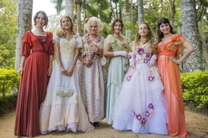 As mulheres da família Benedito na novela "Orgulho e Paixão": Ofélia (Vera Holtz) e as filhas Elisabeta (Nathalia Dill); Jane (Pamela Tomé); Cecília (Anaju Dorigon); Lídia (Bruna Griphão) e Mariana (Chandelly Braz). 