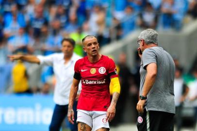 PORTO ALEGRE, RS, BRASIL, 18.03.2018. Inter e Grêmio disputam Gre-Nal 414 no estádio Arena e válido pela semifinal do Campeonato Gaúcho 2018. Na foto: DAlessandro e Odair Hellmann  (ANDERSON FETTER/AGÊNCIA RBS)