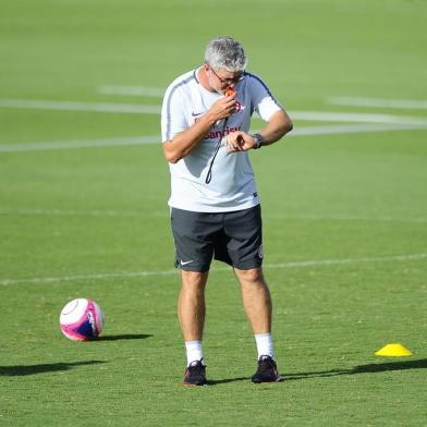  PORTO ALEGRE, RS, BRASIL, 19/03/2018- Treino do Inter que ocorreu na tarde desta segunda feira. Odair Hellmann. (FOTOGRAFO:ISADORA NEUMANN / AGENCIA RBS)