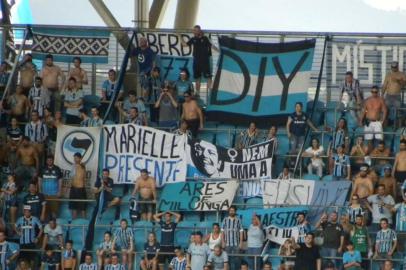  PORTO ALEGRE, RS, BRASIL, 19-03-2019. A Tribuna 77 prestou homenagem a #MariellePresente na arquibancada durante o Gre-Nal 414 na Arena. (Adail Pedroso Rosa/Tribuna 77/Divulgação)