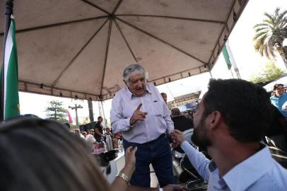 SANTANA DO LIVRAMENTO, RS, BRASIL, 19-03-2018. Ex-presidente Lula visita Santana do Livramento com protesto com policiais. Mujica (FOTO: CARLOS MACEDO/AGÊNCIA RBS)