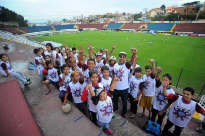  CAXIAS DO SUL, RS, BRASIL 19/03/2018Time do SER Caxias treina no estádio Centenário antes de enfrentar o Avenida pelas quartas de final do Gauchão 2018. Na foto as crianças do projeto Grenás do futuro. (Felipe Nyland/Agência RBS)