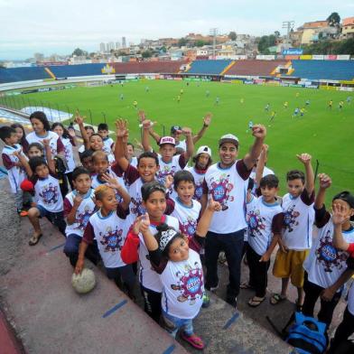  CAXIAS DO SUL, RS, BRASIL 19/03/2018Time do SER Caxias treina no estádio Centenário antes de enfrentar o Avenida pelas quartas de final do Gauchão 2018. Na foto as crianças do projeto Grenás do futuro. (Felipe Nyland/Agência RBS)