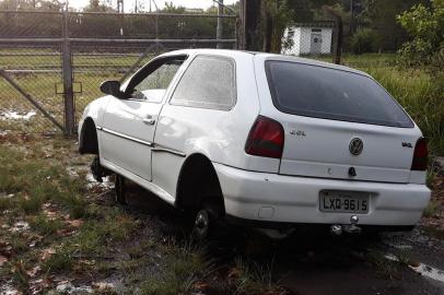 Carro é encontrado pela reportagem de GauchaZH às margens da BR - 116. Veículo foi roubado em Canoas, durante a madrugada