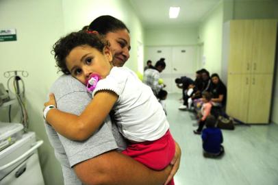  CAXIAS DO SUL, RS, BRASIL, 19/03/2018. UPA Zona Norte completa seis meses de funcionamento. Sophia da Silva Kuscoski, 3 anos, aguarda atendimento. (Diogo Sallaberry/Agência RBS)