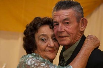 O mecânico Arno Guido Stoepcke, 73 anos, e a dona de casa Carmen Stoepcke, 75, viveram juntos nos últimos 55 anos e foram sepultados no mesmo dia, em Blumenau