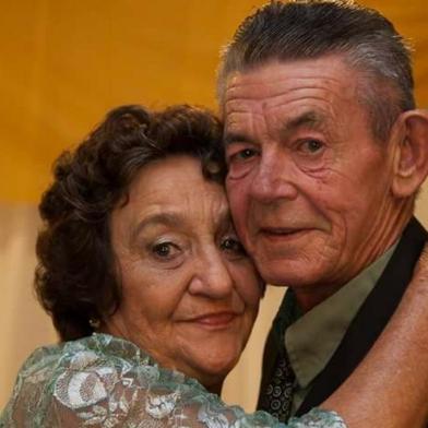 O mecânico Arno Guido Stoepcke, 73 anos, e a dona de casa Carmen Stoepcke, 75, viveram juntos nos últimos 55 anos e foram sepultados no mesmo dia, em Blumenau