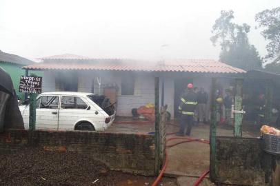 Pai e filho morrem em incêndio em Santiago