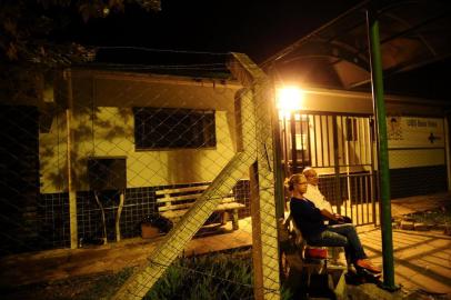  CAXIAS DO SUL, RS, BRASIL, 15/03/2018. Pacientes da UBS Bela Vista, no bairro Bela Vista, em Caxias do Sul, fazem fila a partir das 2h da manhã. No cartaz, o anúncio de 0 fichas para clínico, 10 fichas para pediatra e 3 fichas para ginecologista. Zélia Santos de Alexandre, 55 anos, auxiliar de produção, e Vanderlei de Alexandre, 59 anos, aposentado, foram os primeiros. (Diogo Sallaberry/Agência RBS)