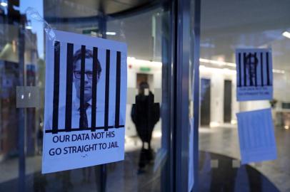  Posters depicting Cambridge Analyticas CEO Alexander Nix behind bars, with the slogan Our Data Not His. Go Straight To Jail are pictured at the entrance of the companys offices in central London on March 20, 2018.The European Parliament on Tuesday invited Facebook chief Mark Zuckerberg to speak following revelations that a firm working for Donald Trumps US presidential campaign harvested data on 50 million users. Facebook has faced worldwide criticism over the claims that Cambridge Analytica, the UK data analysis firm hired by Trumps 2016 campaign, harvested and misused data on 50 million members. / AFP PHOTO / Daniel LEAL-OLIVASEditoria: FINLocal: LondonIndexador: DANIEL LEAL-OLIVASSecao: economy (general)Fonte: AFPFotógrafo: STR