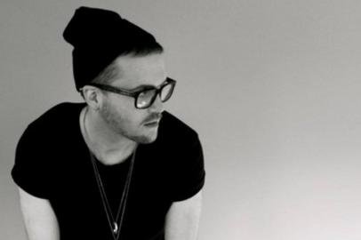 Cientista de dados Christopher Wylie idealizou conceito que deu origem a consultoria política Cambridge Analytica, que usou indevidamente dados de 50 milhões de perfis da maior rede social do mundo. Reprodução / Twitter