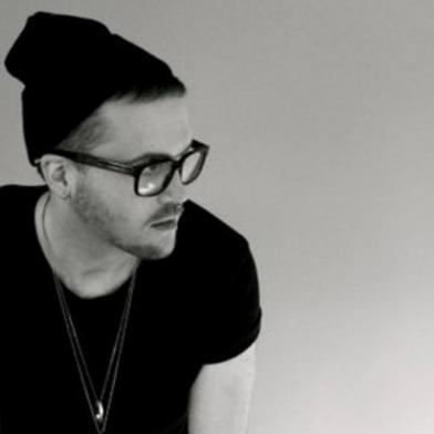 Cientista de dados Christopher Wylie idealizou conceito que deu origem a consultoria política Cambridge Analytica, que usou indevidamente dados de 50 milhões de perfis da maior rede social do mundo. Reprodução / Twitter