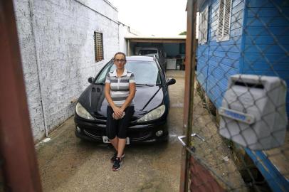  PORTO ALEGRE, RS, BRASIL - 20/03/2018 -  Motoristas não são avisados que tomaram multa. Na foto Vanessa Freitas, que tomou 21 multas e não recebeu aviso em casa. (FOTO: ANSELMO CUNHA/AGENCIA RBS)