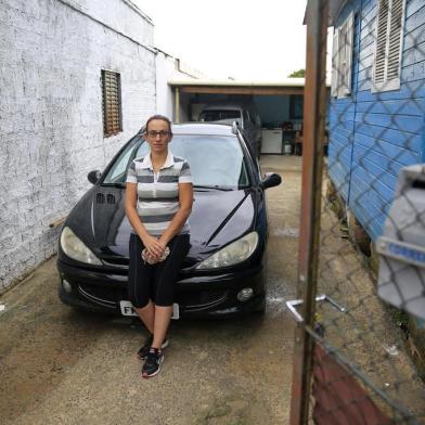  PORTO ALEGRE, RS, BRASIL - 20/03/2018 -  Motoristas não são avisados que tomaram multa. Na foto Vanessa Freitas, que tomou 21 multas e não recebeu aviso em casa. (FOTO: ANSELMO CUNHA/AGENCIA RBS)