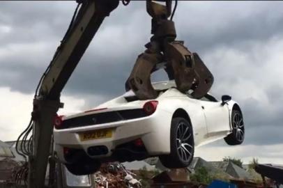 Acredite se quiser. A polícia do Reino Unido destruiu uma Ferrai 458 Spider. O caso aconteceu há um ano, mas as imagens foram publicadas apenas no domingo (18), no Facebook do proprietário, o milionário Zahid Khan. As informações são do G1.