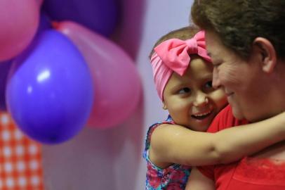  PORTO ALEGRE, RS, BRASIL, 20-03-2018: Festa de aniversário para a paciente Maria Luiza, 5 anos, na casa Madre Ana, que acolhe famílias de baixa renda em tratamento hospitalar em Porto Alegre. A menina é de Caxias do Sul e tem leucemia. (Foto: Mateus Bruxel / Agência RBS)