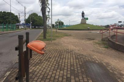 O Sítio do Laçador, na região do aeroporto Salgado Filho, aparenta estar abandonado. Localizado às margens da BR-116, em Porto Alegre, o espaço tem conservação criticada por frequentadores, que fizeram reclamação pelo aplicativo Pelas Ruas.