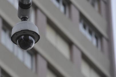  CAXIAS DO SUL,  RS, BRASIL, 20/03/2018 - Câmeras de segurança nem sempre auxiliam na elucidação de crimes ou como fonte de pistas, pois nem todos equipamentos gravam e armazenam imagens. NA FOTO: câmera localizada na Sinimbu esquina com Marques do Herval. (Marcelo Casagrande/Agência RBS)