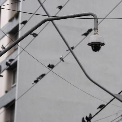  CAXIAS DO SUL,  RS, BRASIL, 20/03/2018 - Câmeras de segurança nem sempre auxiliam na elucidação de crimes ou como fonte de pistas, pois nem todos equipamentos gravam e armazenam imagens. NA FOTO: câmera localizada na Júlio de Castilhos esquina com Borges de Medeirosl. (Marcelo Casagrande/Agência RBS)