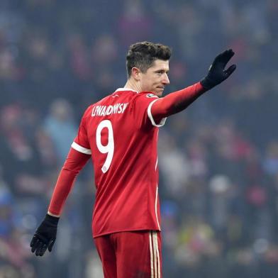 Bayern Munichs Polish forward Robert Lewandowski celebrates after his team won the UEFA Champions League round of sixteen first leg football match Bayern Munich vs Besiktas Istanbul on February 20, 2018 in Munich, southern Germany. / AFP PHOTO / John MACDOUGALL