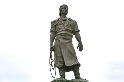  PORTO ALEGRE, RS, BRASIL 10/03/2017 - A estátua do Laçador vai passar por uma inspeção para diagnosticar o que há de problemas no monumento e melhor conservá-lo.  (FOTO: ROBINSON ESTRÁSULAS/AGÊNCIA RBS)