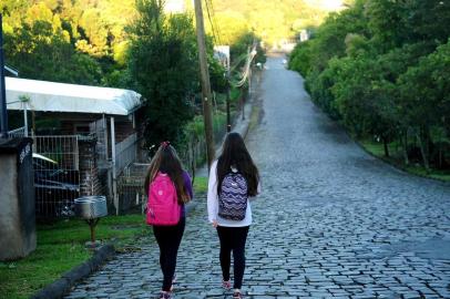  CAXIAS DO SUL, RS, BRASIL, 21/03/2018. Refizemos os últimos passos da menina Naiara Soares Gomes antes de sumir no dia 9, começando pela Rua Natair Rizzardi, passando pela Rua Juarez Nunes de Almeida, Rua Eugênio Rech, Rua Bortolo Casara, Rua José Bernardi (foto) e terminando na Rua Julio Calegari. (Diogo Sallaberry/Agência RBS)