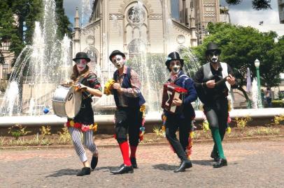 Espetáculo De uma ponta a outra, do grupo de teatro A Gangorra, será apresentado dia 24/03, em comemoração ao Dia Internacional do Teatro.