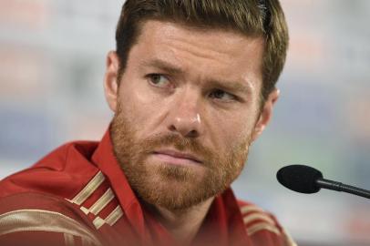 Spains midfielder Xabi Alonso attends a press conference on June 15, 2014, at CT do Caju in Curitiba during the 2014 FIFA Football World Cup in Brazil.  AFP PHOTO / LLUIS GENE