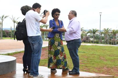 A diretora do documentário O Caso do Homem Errado, Camila de Moraes, entrevista em Brasília o jornalista João Carlos Rodrigues