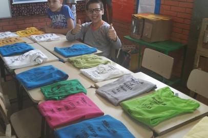 Alunos confeccionaram camisetas em várias cores e com diferentes frases que combatem estereótipos