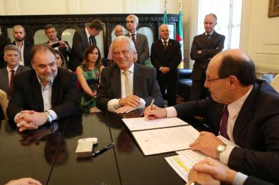 PORTO ALEGRE, RS, BRASIL 21.03.2018: O governador José Ivo Sartori assinou nesta quarta-feira (21), no Palá¡cio Piratini, o decreto instituindo o programa Compensa-RS. Foto: Luiz Chaves/Palácio Piratini