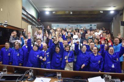 Integrantes da Comunidade Down Caxias vestiram-se dos personagens do filme Star Wars (Guerra nas Estrelas) e vieram ao Parlamento municipal, durante a sessão ordinária desta quarta-feira (21/03), para convidar as pessoas a ajudarem na luta contra o preconceito e a favor da inclusão. Presidente da Comunidade Down Caxias, Tania Rocha teve espaço na tribuna garantido por acordo de líderes e agradeceu aos parlamentares, em especial ao ex-vereador Adriano Bressan/PMDB e a Paulo Périco/PMDB, e ao poder Executivo, pela aprovação e sanção da lei 8.235/2017.