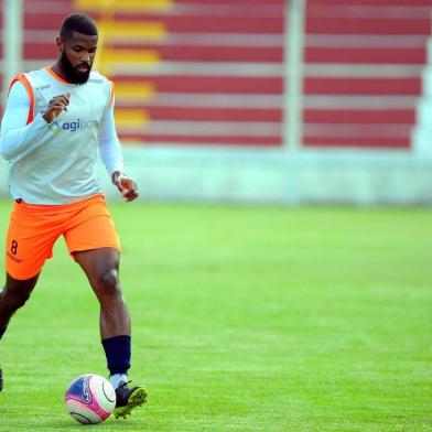  VERANÓPOLIS, RS, BRASIL 14/03/2018Treino do VEC antes de enfrentar o São José pelo Gauchão 2018. na foto o zagueiro Rafael Bonfim. (Felipe Nyland/Agência RBS)