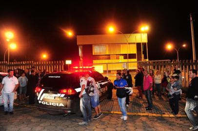  CAXIAS DO SUL, RS, BRASIL, 21/03/2018. Manifestantes em frente da Central de Polícia pedindo por justiça no caso Naiara. Naiara Soares Gomes, de sete anos, desapareceu na manhã do dia 09/03. Hoje a Polícia Civil localizou o corpo da menina na região da represa do Faxinal. (Porthus Junior/Agência RBS)