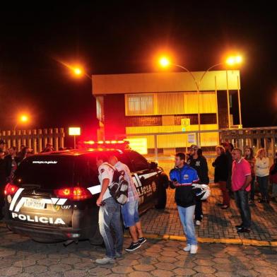  CAXIAS DO SUL, RS, BRASIL, 21/03/2018. Manifestantes em frente da Central de Polícia pedindo por justiça no caso Naiara. Naiara Soares Gomes, de sete anos, desapareceu na manhã do dia 09/03. Hoje a Polícia Civil localizou o corpo da menina na região da represa do Faxinal. (Porthus Junior/Agência RBS)